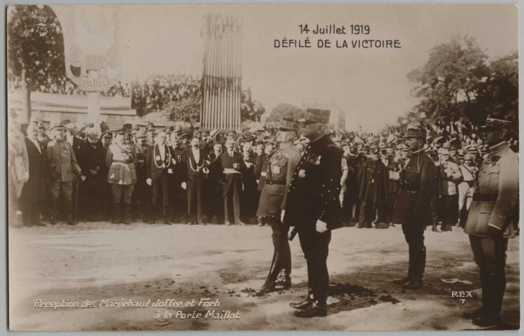 14 JUILLET 1919. DEFILE DE LA VICOIRE. RECEPTION DES MARECHAUX JOFFRE ET FOCH A LA PORTE MAILLOT