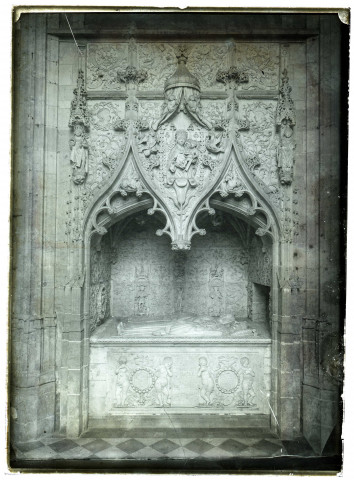 Folleville. Intérieur de l'église. Tombeau de Raoul de Lannoy et Jeanne de Poix
