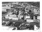 Amiens. Vue aérienne de la ville depuis l'avenue de l'Europe : le quartier du Pigeonnier, le centre commercial du Colvert, le collège Arthur Rimbaud