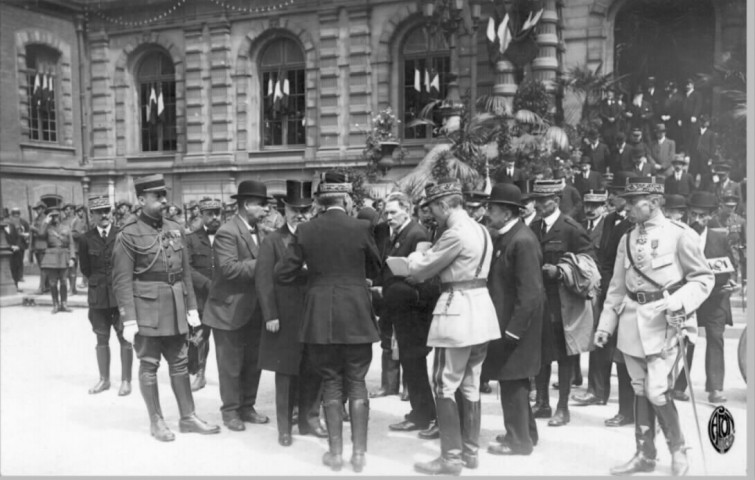 Visite officielle du Président Poincaré. Le Président, la délégation officielle et les militaires devant l'hôtel de ville le 13 juillet 1919
