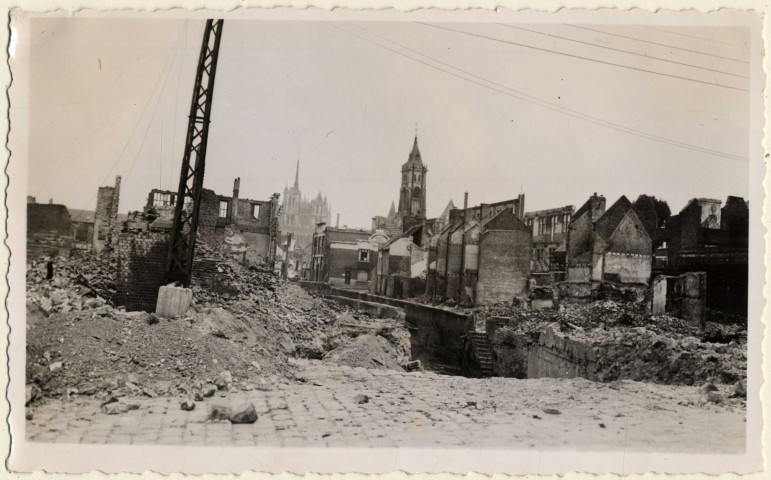 Amiens. La rue Basse des Tanneurs, vue prise de la place de la Tuerie (Hôtel Morgan) après les bombardements de 1940