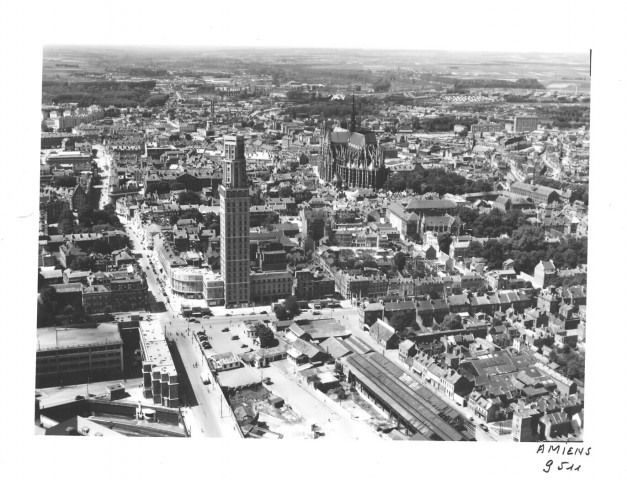 Amiens. Vue aérienne de la ville dans l'axe est-ouest : la Tour Perret, la rue des Trois cailloux, le centre ville, la cathédrale, la place de la gare
