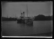 Bateau à vapeur en marche entrée dans le port - (241) août 1895