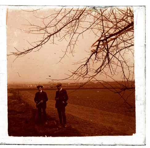 Deux hommes au bord d'un chemin de terre près d'Amiens
