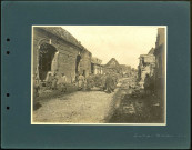 Soldats du 22e Régiment d'infanterie coloniale dans les rues du village d'Herbécourt (Somme) complètement détruit par les bombardements