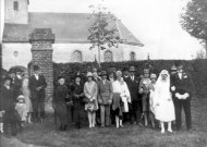 Vadencourt. Le mariage d'Etienne Wattier et de Berthe Denis : les mariés et les convives posant devant l'église