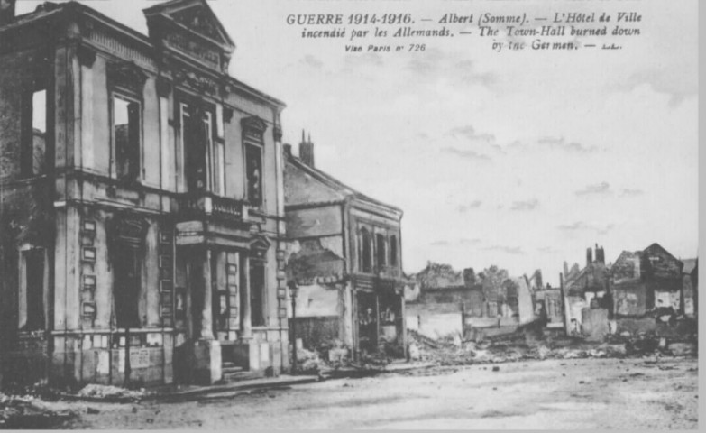 Guerre 1914-1916 - L'hôtel de ville incendié par les allemands - The town-hall burned down by the germen