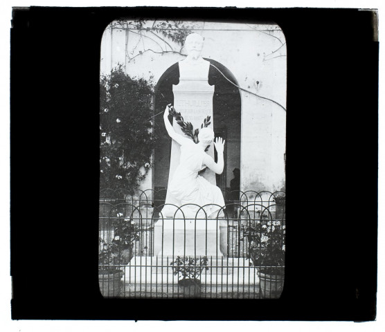 Statue de Louis Thuillier, mort pour la science 1856-1883