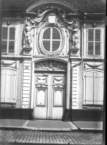 Porte monumentale sculptée d'un hôtel particulier, 83 rue Saint-Gilles à Abbeville