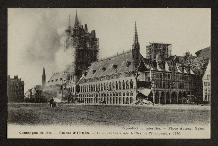 CAMPAGNE DE 1914. RUINES D'YPRES. INCENDIE DES HALLES, LE 22 NOVEMBRE 1914