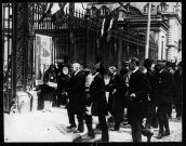Exposition d'habitat reconstitué "le foyer retrouvé". L'arrivée du Président Poincaré au Musée de Picardie lors de sa visite officielle pour l'inauguration le 13 juillet 1919