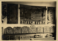 Château, vue intérieure : collection de plaques de cheminée et d'armes de chasse