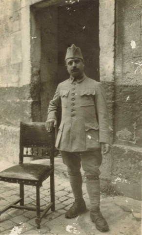 Arthur Lorge en uniforme devant l'entrée d'un bâtiment en pierre