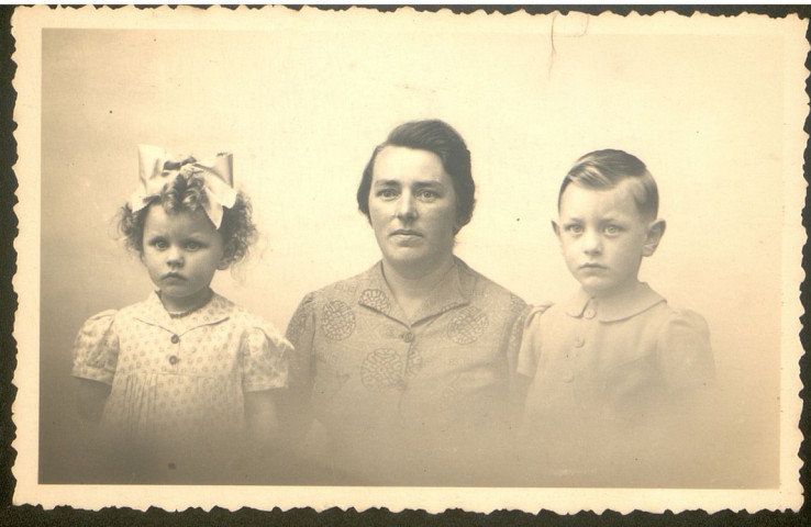 Mère posant avec ses enfants