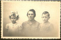 Mère posant avec ses enfants