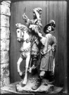 Eglise de Cocquerel (Somme) : groupe sculpté du XVIe siècle représentant un cavalier et un écuyer