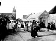 Une procession devant l'église nouvelle