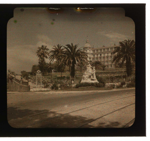 Nice (Alpes-Maritimes). Monument de la Reine Victoria et l'Hôtel Régina