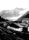 Paysage de montagne près d'Argentières (Haute-Savoie). Hameau de Trélechamp. Vue sur le bourg