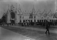 Paris. Exposition universelle de 1900. Esplanade des Invalides. Le Palais des arts industriels