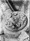 Boves, cave de Monsieur Capelle : une clef de voûte sculptée (XIIIe siècle)