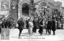 Albert - Mme Poincaré devant les ruines de l'église