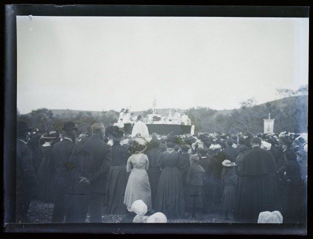 [Fête de Jeanne d'Arc à Camiers - octobre 1909. Procession religieuse. Passage dans la rue principale de Camiers devant l'Hôtel du Lac]