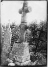 Croix de cimetière en grès à Glicourt (Seine-Maritime)