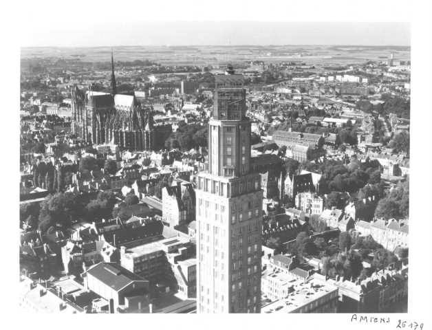 Amiens. Vue aérienne de la ville depuis la Tour Perret : la cathédrale, le centre ville