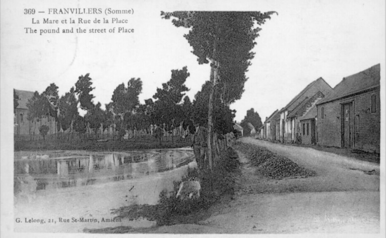 Franvillers (Somme). La mare et la rue de la Place - The pound and the street of place