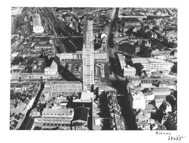Amiens. Vue aérienne de la ville depuis la rue des Trois-Cailloux, dans l'axe de la rue Jules Barni : la place de la gare, la Tour Perret, le garage Citroën