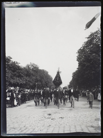 [La fanfare du Faubourg Saint-Pierre d'Amiens, créée en 1894, défilant dans les rues d'Amiens]