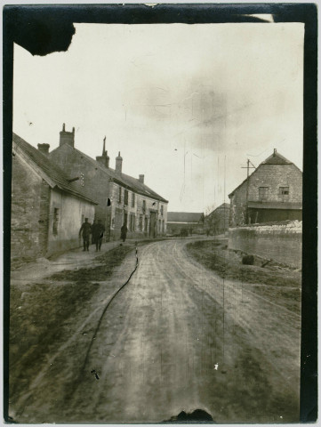 PHOTOGRAPHIE MONTRANT UNE RUE DANS UN VILLAGE