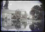 Authuille (Somme). Vue générale du moulin à eau au bord de la rivière Ancre