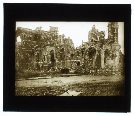 [La Grande Guerre 1914-18 - La basilique Notre-Dame de Brebières en ruines après les bombardements]