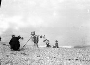 Le photographe préparant une prise de vue sur la plage de galets