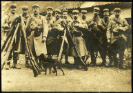 Groupe de soldats lors d'une halte dans une cours de ferme dans la Marne (?). Les fusils Lebel sont formés en faisceaux (pyramide). Eugène Albert Lefèvre est le 3e en partant de la gauche