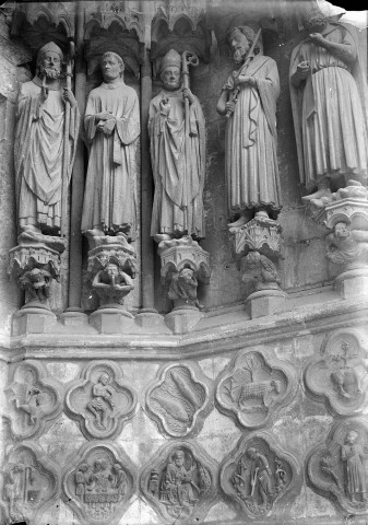 Cathédrale, le Portail Saint Firmin (statues)