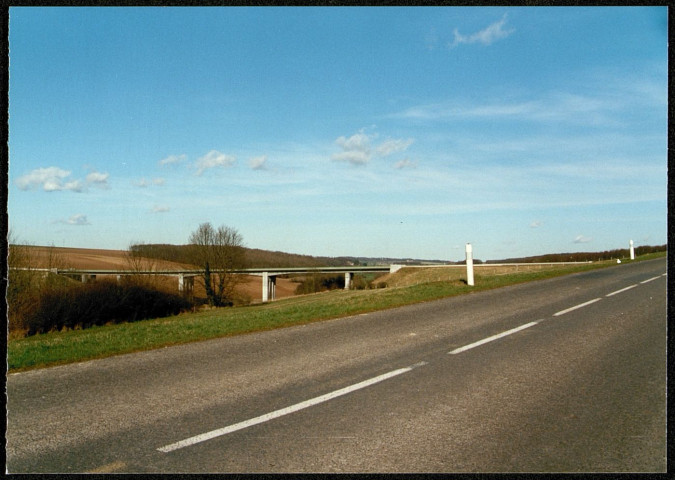 A 1 kilomètre de L'Etoile (Somme), sur la route de La Folie. Panorama : viaduc autoroutier de l'A16