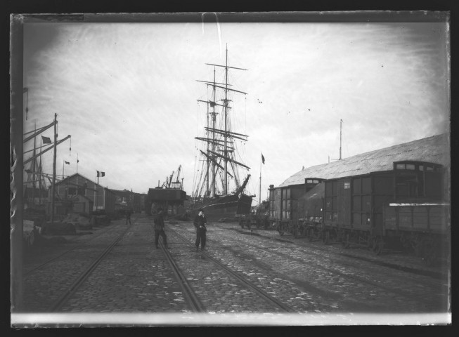 Dunkerque vaisseau vue prise sur les rails - août 1897