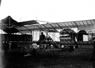 Un hangar d'aviation