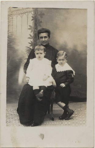 Photo studio représentant deux enfants, Raymond et Francis Lemaire, et une femme assise sur une chaise