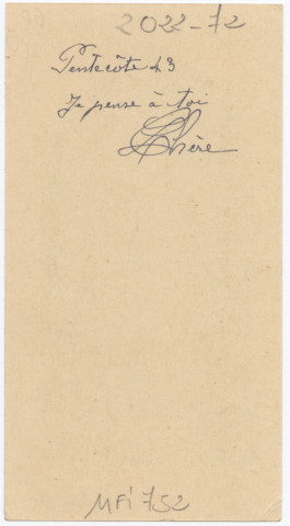 Jeune fille en prière devant l'eucharistie