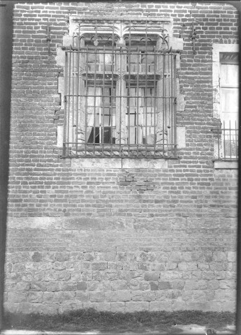 Fenêtre et grille du manoir de Rumigny, XVIe siècle