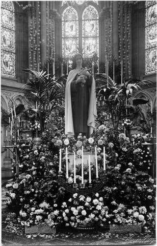 Eglise Saint-Rémi, vue intérieure: le choeur décoré lors de la bénédiction de la statue de Sainte Thérèse de Lisieux