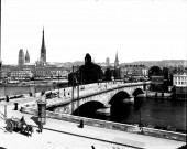 Rouen (Seine-Maritime). Le pont Pierre Corneille, la Seine, la cathédrale de Rouen, l'abbatiale Saint-Ouen, l'église Saint-Maclou, la Maison Américaine (34 quai de Paris), colonne Morris
