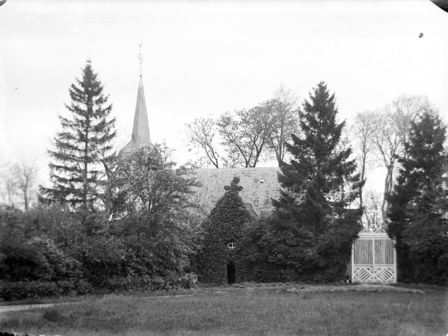 Une église vue d'un parc