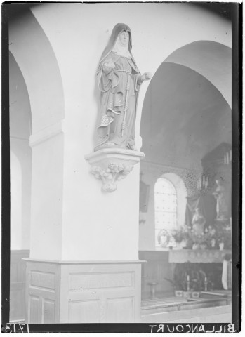 Eglise, vue intérieure : la statue d'une sainte