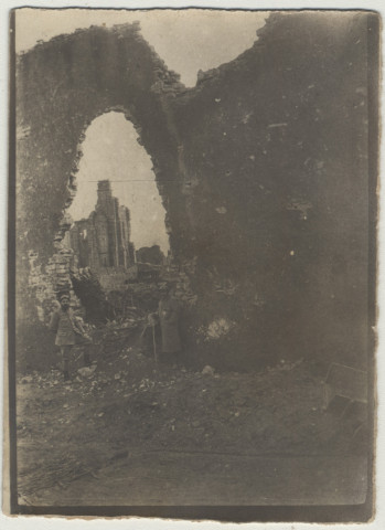 Eglise de Riaville (Meuse) à travers une brèche faite par un obus. Xbre 1915. Au premier plan les soldats Brocard et Germain Zedde (à gauche)
