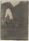 Eglise de Riaville (Meuse) à travers une brèche faite par un obus. Xbre 1915. Au premier plan les soldats Brocard et Germain Zedde (à gauche)